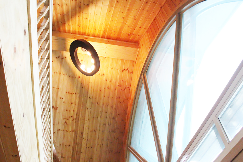 해아름 복층의 아름다운 곡선의 천장과 창가